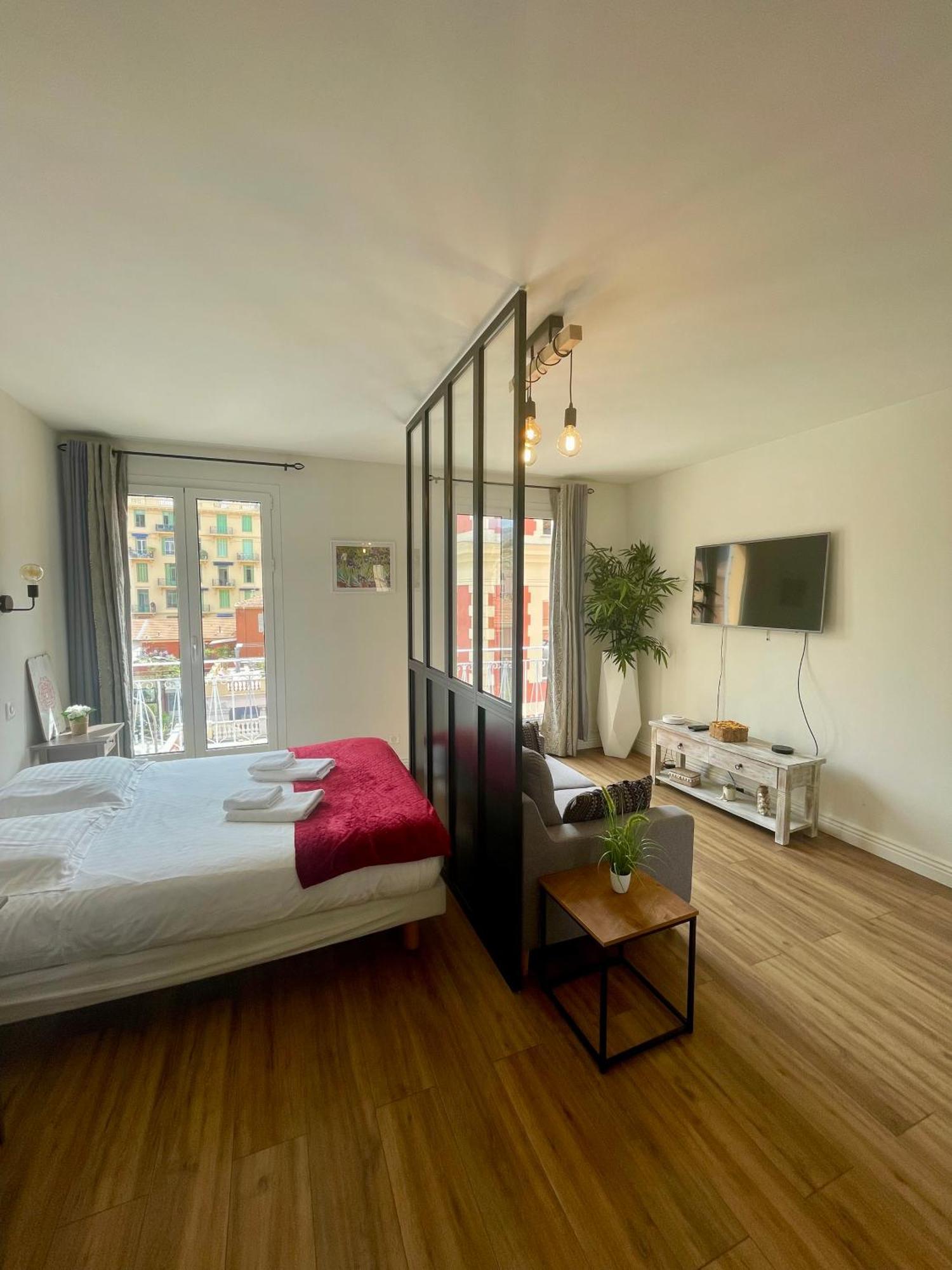 Le Verlaine, Studio En Centre Ville A Deux Minutes Des Plages Menton Ngoại thất bức ảnh